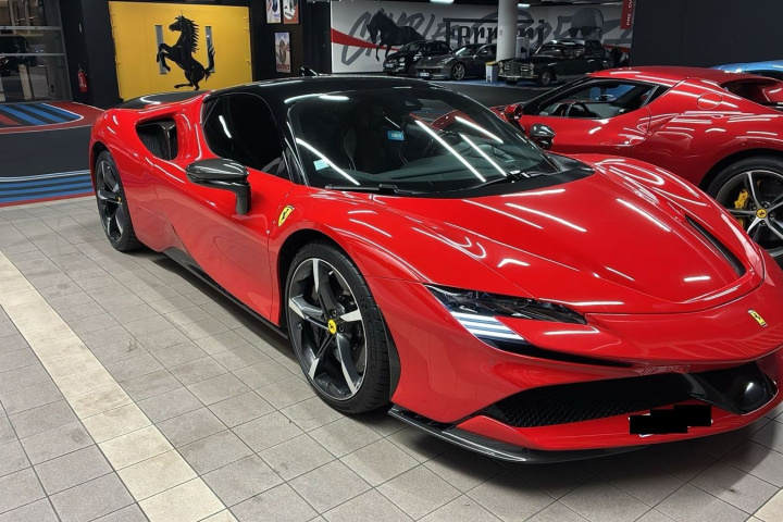 FERRARI SF90 STRADALE